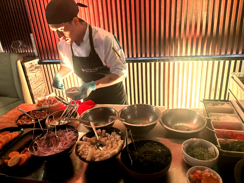 Luis Arenas preparando un rico ``ceviche¨ al momento en el hotel Pullman Lima Peru. Foto Orbita Popular