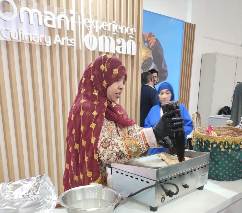 Especialidades gastronómicas típicas del Sultanato de Omán preparadas al instante. Foto Orbita Popular