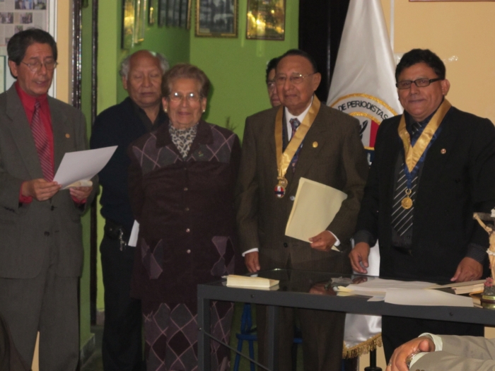 El licenciado Christian Herrera, maestro de ceremonias, lee el texto de las comunicaciones felicitando al colega Velarde. Lo acompaña el decano de la orden y el colega CPP Igor Espinoza El licenciado Christian Herrera, maestro de ceremonias, lee el texto de las comunicaciones felicitando al colega Velarde. Lo acompaña el decano de la orden y el colega CPP Igor Espinoza