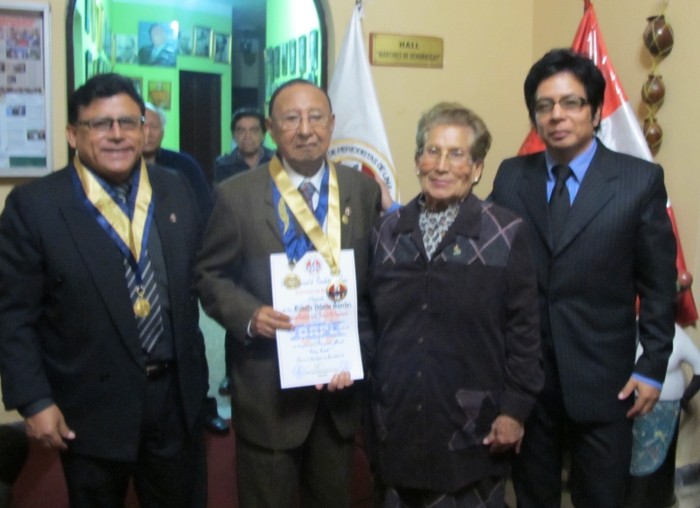 Acompañan al agasajado, su esposa y su hijo licenciado Cesar Velarde Aparicio y el Sr. decano del CPP Oscar Olórtegui Chavez en el  "Salón Mártires de Uchuraccay"