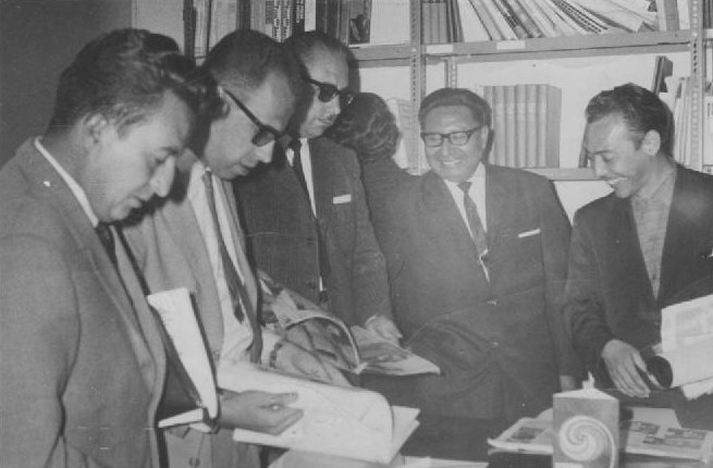 En Quito, Ecuador (1963), becado por la UNESCO, Rodolfo Velarde llevó una interesante exposición de libros, revistas escolares, diarios y folletos sobre el nacimiento de la TV peruana, TV7, TV4 y TV5 que se exhibieron en la biblioteca de CIESPAL. Aparece un grupo de profesores y periodistas de América del Sur visitando la muestra. Colegas del Brasil, El Salvador, Bolivia y Argentina hacen sus comentarios En Quito, Ecuador (1963), becado por la UNESCO, Rodolfo Velarde llevó una interesante exposición de libros, revistas escolares, diarios y folletos sobre el nacimiento de la TV peruana, TV7, TV4 y TV5 que se exhibieron en la biblioteca de CIESPAL. Aparece un grupo de profesores y periodistas de América del Sur visitando la muestra. Colegas del Brasil, El Salvador, Bolivia y Argentina hacen sus comentarios
