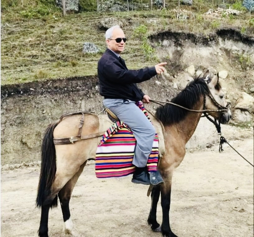 El Papa Leon XIV en caballo por las zonas rurales del Perú