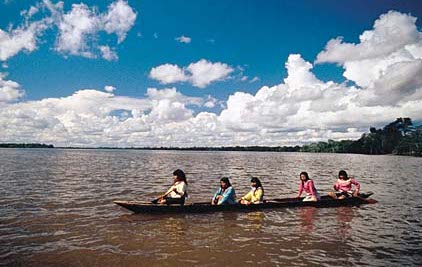Nativos navegando sobre el grandioso rio Amazonas