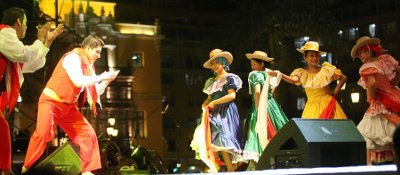 Grupo de artistas del folklore criollo bailan una contagiosa marinera criolla