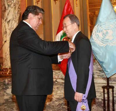 Presidente García (Perú) condecora al Secretario de la ONU Dr. Ban Ki-moon en el Salón Dorado de Palacio de Gobierno