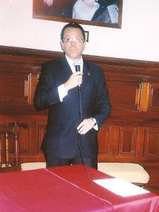 El Embajador de la República Bolivariana de Venezuela Dr. Alexander Yanez Deleuze, hace la presentación de la experta catadora de cacao Dra. Gladys Ramos