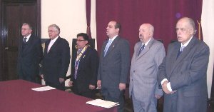 Mesa de Honor. La conformaron el Dr. Johan Leusidan Huys, Decano de la Facultad de Ciencias de la Comunicación, Turismo y Psicología (U. San Martín de Porres), Francisco Miró Quesada, Director del diario "El Comercio", el CPP Oscar Olórtegui Chávez, Decano del Colegio Regional de Periodistas de Lima, Pedro Spadaro Phillips, Presidente de la Comisión Ciencias, Innovación y Tecnología del Congreso de la República, Past Decano CPP Pablo Truel Uribe y Enrique Escardó V.G., Director fundador de la revista "GENTE"