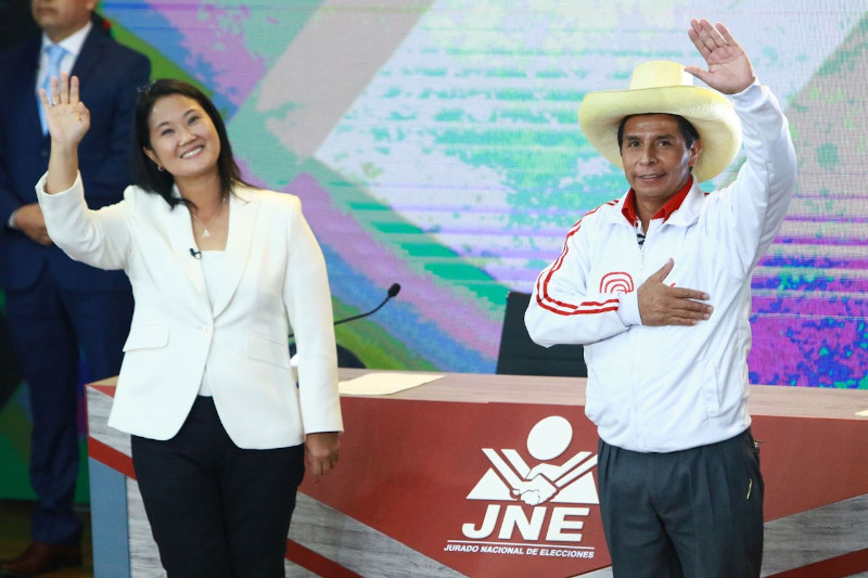 Keiko Fujimori de Fuerza Popular y Pedro Castillo de Perú Libre al inicio del debate en la ciudad de Arequipa. Foto: Andina