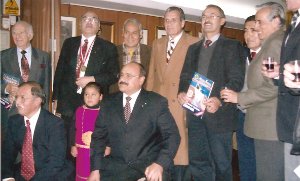 Un grupo de connotadas personalidades, dirigentes institucionales, sindicales, saludan al nuevo Presidente del Club Tarata Econ. Ciro Silva Paredes
