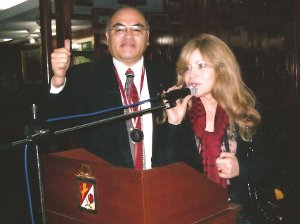 El Presidente del Club Tarata, Ciro Silva, recibe el saludo radial de la colega María del Carmen Cordero