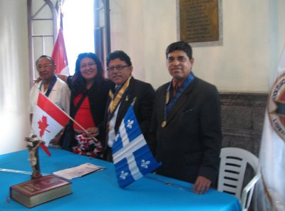 El CPP Oscar Olórtegui Chávez, Decano, el Primer Vicedecano CPP José García Sosaya, el segundo Vicedecano CPP Rodolfo Velarde Sánchez dan a la bienvenida a la colega Frida Colet Velarde Aparicio. Muestran las banderas del Canadá y del Québec