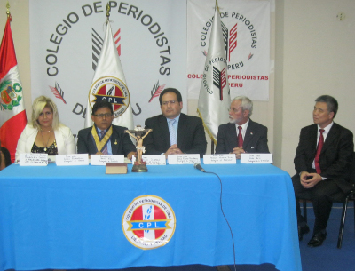 Mesa de Honor, presidida por el Decano de la Orden del CRP de Lima Oscar Olórtegui Chávez. Lo acompañan los Embajadores Exmos Jorge Cisero de México, Modesto Luis Guggiari, del Paraguay, Zhao Wuyi, de la República China y la señora Cristina Begazo de Bedoya, Presidenta de la Comisión de RR.EE. y Diplomacia del CPL