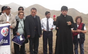 Los padrinos: Reverendo Padre Armando Nazareth Caycho Caycho, Dr. Juan Soriano Vicente y los dirigentes Arnold Sánchez Alfonzo, presidente de los periodistas deportivos filial Cañete y el II Vice decano del Colegio de Periodistas de Lima CPP Lic. Rodolfo Velarde Sánchez y esposa