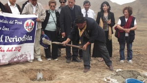 El CPP Decano del Colegio de Periodistas de Lima Oscar Olórtegui Chávez, entusiasta coloca la primera piedra del futuro centro regional de periodistas. Observan con atención las colegas Betty Patiño y otros destacados invitados y el presidente del círculo de periodistas deportivos filial Cañete El CPP Decano del Colegio de Periodistas de Lima Oscar Olórtegui Chávez, entusiasta coloca la primera piedra del futuro centro regional de periodistas. Observan con atención las colegas Betty Patiño y otros destacados invitados y el presidente del círculo de periodistas deportivos filial Cañete