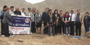 Grupo de asistentes a la ceremonia de colocación de la primera piedra del complejo recreacional y vivienda para periodistas de Lima Agusto B. Leguía distrito de Nuevo Imperial. Se puede distinguir a la ex-decana Lupe Ormeño, Victor Hugo Cárdenas, Lourdes Gutiérrez, M. Rojas, el directivo Igor Espinoza, B. Patiño, Morayma Rojas, Eladio Loayza, Teresa Gonzales y colegas directivos del círculo de periodistas deportivos filial Cañete