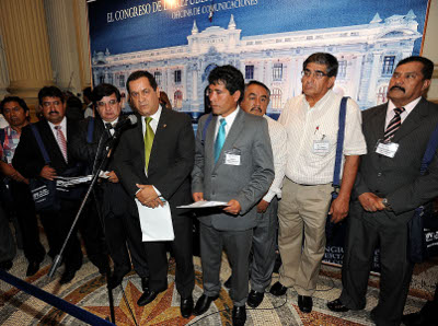 El congresista Luis Iberico Nuñez dio la bienvenida, en el Congreso, a los burgomaestres y recibió la propuesta de ley modificatoria. Se comprometió a impulsarla y trabajarpara mejorarar la gestión de los alcaldes