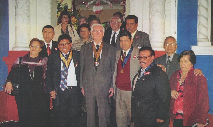 El Dr. Javier Alva Orlandini,posa con un grupo de periodistas colegiados,pertenecientes al CRPL,entre los que aparecen el Decano del CRPL Oscar Olórtegui, el I Vice Decano del CRPL, José García Sosaya, Oscar Retto Saldaña, Delegado ante el Consejo Nacional, CPP Antonio Cerpa Gutiérrez, Director Secretario, la colega Geomar Pacheco Rivera, Presidenta de la Comisión de Capacitación Profesional del Colegio Regional de Periodistas de Lima, entre otros