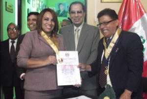 Otro de nuestros distinguidos colegas fue premiada al celebrarse el DIA INTERNACIONAL DE LA MUJER. Aparece acompañada del Decano de la Orden CPP Oscar Olortegui y el distinguido dirigente Bernardino Rodriguez Carpio