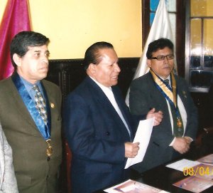 El Dr. José Casiano, Presidente de la Comisión de Educación en su discurso después de la juramentación a su cargo. Lo acompañan el Decano CPP Oscar Olórtegui Chávez y el I Vice Decano CPP José García Sosaya