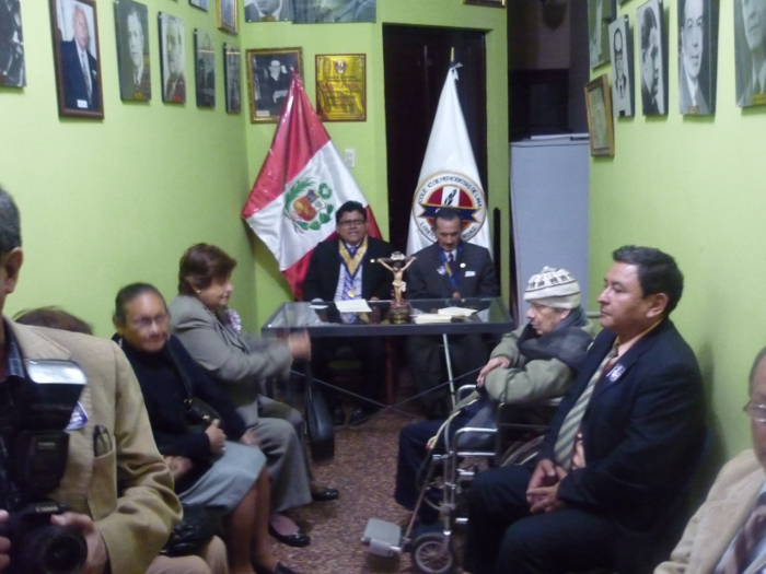 Momento muy especial se desarrolla cuando el Decano de la Orden Lic CPP Oscar Olórtegui Chávez, recibe en su Despacho al Colegiado CPP Efraín Bazán Casella, Director de Actividades Profesionales y Culturales, en su Despacho, dandole la bienvenida asi como a sus familiares y la Ex-Decana de la Orden Lupe Ormeño Tercero y al Ex-Jefe de la Sección Policial del desaparecido diario La Crónica Juan Marcoz Martínez, que a pesar de sus dolencia estuvo para saludar a su amigo y colega Momento muy especial se desarrolla cuando el Decano de la Orden Lic CPP Oscar Olórtegui Chávez, recibe en su Despacho al Colegiado CPP Efraín Bazán Casella, Director de Actividades Profesionales y Culturales, en su Despacho, dandole la bienvenida asi como a sus familiares y la Ex-Decana de la Orden Lupe Ormeño Tercero y al Ex-Jefe de la Sección Policial del desaparecido diario La Crónica Juan Marcoz Martínez, que a pesar de sus dolencia estuvo para saludar a su amigo y colega