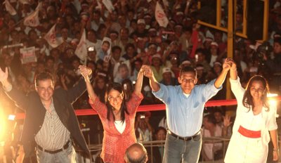 Candidato de Gana Perú, Ollanta Humala, saluda a sus partidarios junto a su esposa y a los miembros de su plancha presidencial en su local de campaña en la avenida Arequipa en Lima. Foto Cortesía: ANDINA/Juan Carlos Guzmán Negrini. 10/04/2011