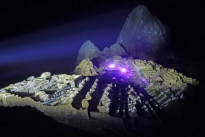 Impresionante iluminación sobre la ciudadela Machu Picchu durante las celebraciones del centenario. Foto Andina, Alberto Orbegoso 07/07/2011