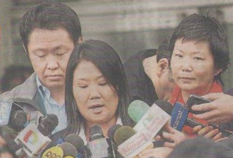 Los Parlamentarios Kenji y Keiko Fujimori, acompañados de Sachi, hijos del ex presidente Fujimori, declaran a la prensa sobre el estado de su padre