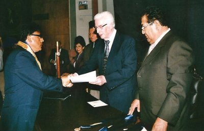 El Dr. Javier Alva Orlandini, conocido político Belaundista, entrega la credencial al nuevo Decano del Colegio de Periodistas de Lima. Observa el representante del Decano del CAL (Colegio de Abogados de Lima)