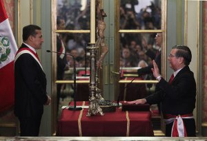 El Presidente del Perú Ollanta Humala en momento toma juramento al nuevo Presidente del Gabinete Miniterial Oscar Valdés Dancuart, en el Palacio de Pizarro