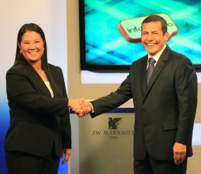 Candidatos a la Presidenca del Perú Sra. Keiko Fujimori y Señor Ollanta Humala, se saludan despues de una confrontación de sus programas políticos. Hotel Marriott, Miraflores. Foto Andina C. Lezama