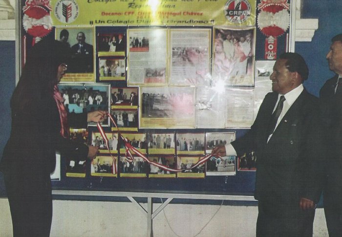 Los padrinos en acción. El Dr. José Casiano Collazos y la colegiada Beatriz Saravia de Sánchez en momentos de develar el Periódico Institucional del Colegio Regional de Periodistas de Lima