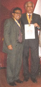 En PetroPerú el CPP Oscar Olórtegui, Decano de CRPL, saluda y agradece al CPP Justo Chávez Espinoza ex-Presidente de la Federación de Periodistas del Perú y Ex-Director de RR.PP. del Perú y Ex-Presidente de la Federación Interamericana de Prensa, por su valioso aporte al Forum Periodismo y Democracia