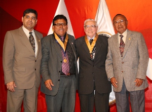 En PetroPerú aparece el Decano del CPP Oscar Olórtegui, el Primer Vice Decano CPP José García Sosaya y el II Vice Decano CPP Rodolfo Velarde en compañía del homenajeado, periodista ilustre Max Obregón M. con la Medalla de Honor con que fuera distinguido