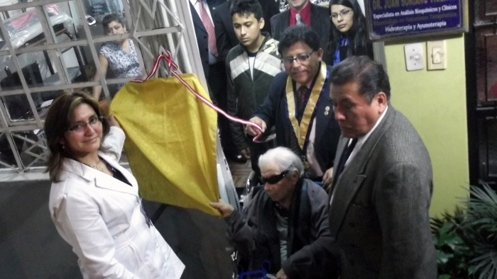 Develación de la Placa Recordatoria del Policlínico del Periodista Peruano en el ingreso principal, a cargo del estadounidense Dr. Aron Stumvol, Director del Centro Quiropráctico "Stumvol", la Dra. Raquel Trinidad, representante de Transmedic y el Decano del Colegio de Periodistas de Lima Develación de la Placa Recordatoria del Policlínico del Periodista Peruano en el ingreso principal, a cargo del estadounidense Dr. Aron Stumvol, Director del Centro Quiropráctico "Stumvol", la Dra. Raquel Trinidad, representante de Transmedic y el Decano del Colegio de Periodistas de Lima