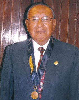 Lic. Rodolfo Velarde Sánchez, Segundo Vice Decano CPP, con la Medalla de la Orden del Colegio Regional de Periodistas de Lima