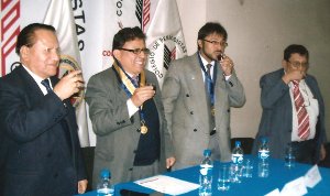 El Decano del Colegio de Periodistas, Región Lima, Oscar Olórtegui Ch., Dr. José Casiano, Director Ejecutivo de la Universidad "Jaime Bausate y Meza", Dr. Rafael Saavedra G. autor del libro y el Dr. Eduardo Morón Orellana, profesor universitario y Asesor, durante el brindis de honor