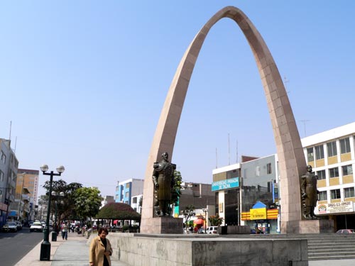 El arco histórico, con los héroes peruanos Grau y Bolognesi, de la guera del 79. Siempre vigilantes