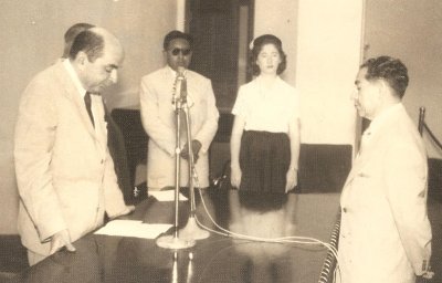 Aqui el Ministro tacneño Dr.JORGE BASADRE juramenta a dirigentes de ANPET. Aparece el Dr. Gumercindo Guerra, Presidente, Lic. Rodolfo Velarde, Secretario General y la señorita Agriana Flores, Asuntos gremiales y pedagógicos (1957 Biblioteca Nacional)