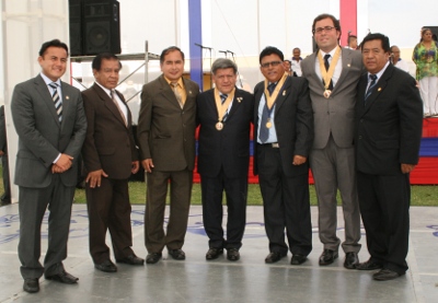 Richard Acuña Nuñez, el congresista más joven del Perú, Carlos Pino Reyes (Asesor), CPP Eladio Loayza Pozo, dirigente, Dr. César Acuña Peralta, Presidente de AMPE y Alcalde Provincial de Trujillo, Alberto Casero, Alcalde Excmo. Ayuntamiento de Trujillo-España y Manuel Rodríguez Romero, Decano Regional de Periodistas de La Libertad