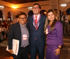 El Decano de CRPL Lic Oscar Olórtegui, aparece con Alberto Casero Avila Alcalde Excmo. Ayuntamiento de Trujillo-España y la Alcaldesa de Villa María del Triunfo Silvia Barrera Vásquez