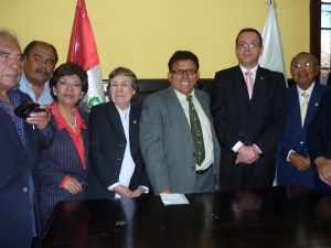 El Exmo Embajador de la República de Venezuela Dr. Alexander Yánez Deleuze visito,especialmente invitado,la sede del Colegio Regional de Periodistas de Lima. Fue recibido por el señor Decano de la Orden CPP Oscar Olórtegui Chávez, el II Vice decano Lic. Rodolfo Velarde Sánchez, la Coordinadora Administrativa de CPP y miembros de la órden