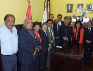 El Embajador de Venezuela Dr. Alexander Yánez Deleuze con el Decano del Colegio Regional de Periodistas de Lima,el Vice Decano del CPP y Miembros de la órden