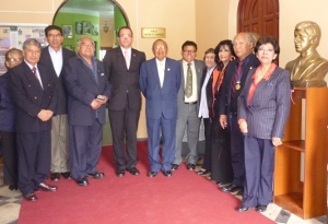 En el Hall "Mártires de Uchujrahay" posan para nuestra publicación el señor Embajador de Venezuela Dr Alexander Yánez Deleuze, el señor Decano del Colegio Regional de Periodistas de Lima, el II Vice Decano Lic Rodolfo Velarde Sánchez y miembros del Comité Ejecutivo e invitados