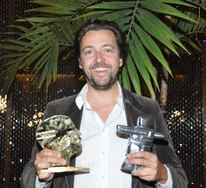 El belga Geoffrey Ethoven con sus dos premos por el filme "Hasta la Vista"