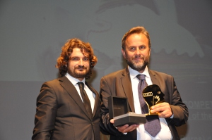 Productor Baran Seyhan y director Ismail Gumes recibiendo el Gran Premio de las Américas del FFM por su película turca Cuando el Fuego Quema. Foto Patrick Sheridan