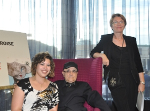 Serge Losique, director del FFM, rodeado de la joven cineasta portorriqueña Adriana González-Vega quien a sus 21 años presentó su primer corto Frente al Mar. A la derecha, la vice-presidenta del Festival Danielle Cauchard