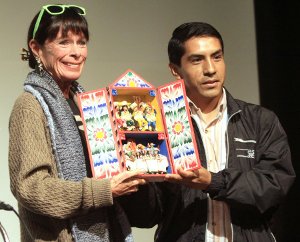 geraldine_chaplin_recibe_unonsequio_de_un_retablo_ayacuchano