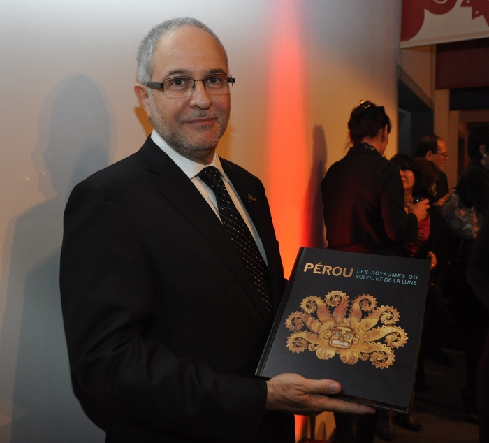 Sr. Rafael Varón Gabai, Viceministro Patrimonio Cultural del Ministerio de Cultural del Perú mostrando el catálogo sobre el Perú. Foto: Patrick Sheridan Sr. Rafael Varón Gabai, Viceministro Patrimonio Cultural del Ministerio de Cultural del Perú mostrando el catálogo sobre el Perú. Foto: Patrick Sheridan