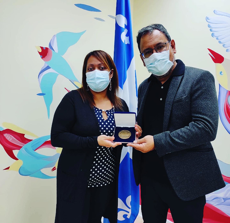 Alexandra Regalado, directora de HHQ recibe la Medalla de la Asamblea Nacional de Quebec de manos del diputado Andrés Fontecilla