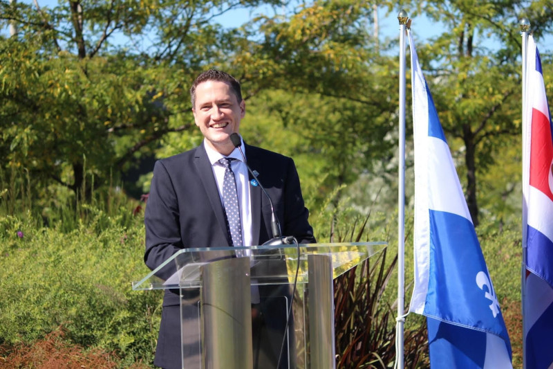 Benoit Charette  Diputado de Distrito Deux Montagnes y Ministro de Medio Ambiente durante presentación Placa